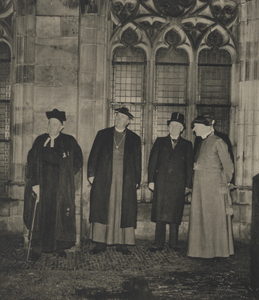 300280 Afbeelding van burgemeester mr. dr. G.A.W. ter Pelkwijk in gesprek met vertegenwoordigers van de Engelse kerk ...